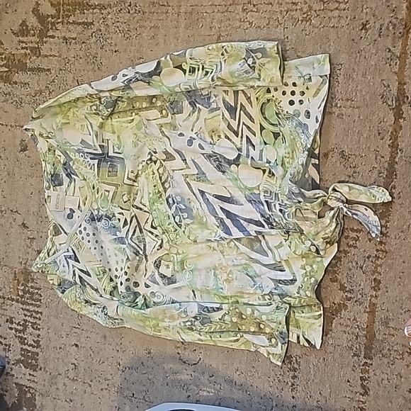 Bundle/ Chico's Women's shirts and a lightweight multicolored jacket - Picture 5 of 13